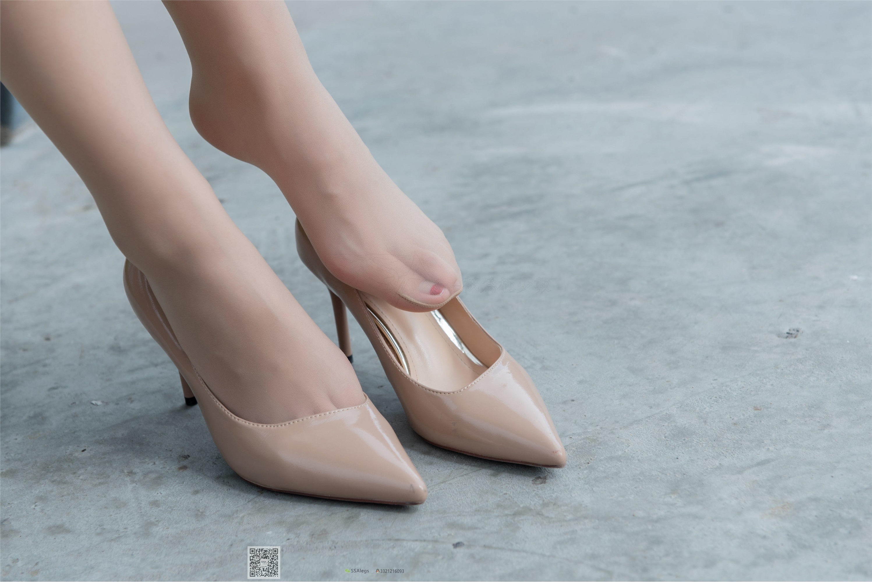 SSA丝社 NO.024 高冷混血女王芷沫肉丝街拍